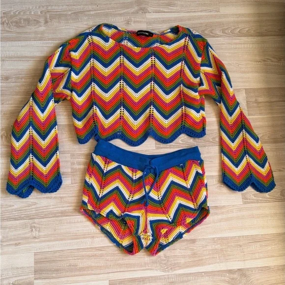 PrettyLittleThing Multicolor Chevron Knit Crop Top & Shorts Set - Blue Trim - Picture 6 of 8